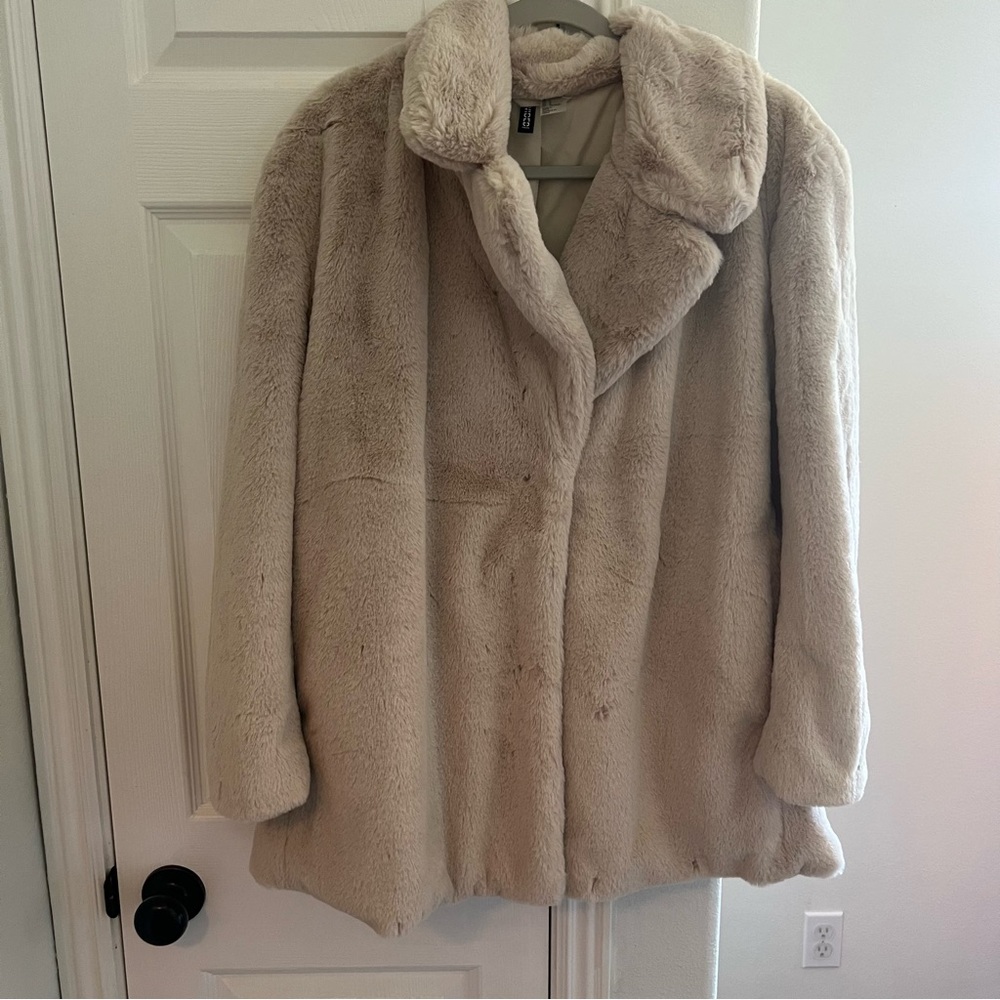 Divided faux fur cream coat
